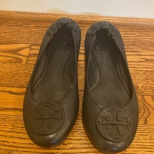 Tory Burch leather ballet flats signature black leather logo Sz 10 Gently worn